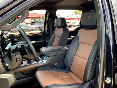 Used 2024 Chevrolet Silverado 1500 High Country w/ Technology Package AWD/4WD image 8