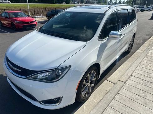 Used 2017 Chrysler Pacifica Limited FWD image 2