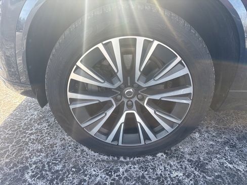 Used 2021 Volvo XC90 T6 Momentum image 2