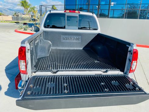 Used 2019 Nissan Frontier SV image 5