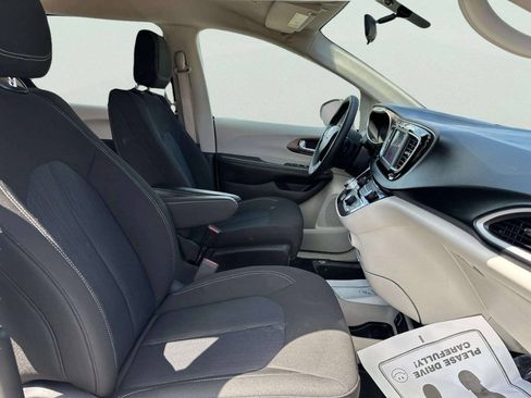 Used 2022 Chrysler Voyager LX FWD image 20