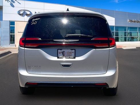 Used 2024 Chrysler Pacifica Touring-L FWD image 4