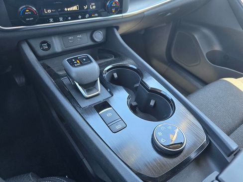 Used 2025 Nissan Rogue SV image 7