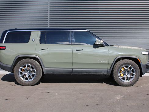 Used 2023 Rivian R1S Launch Edition image 4