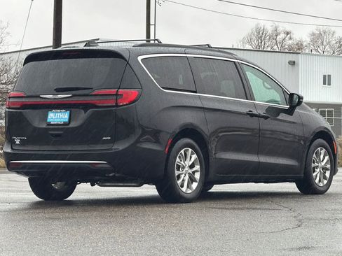 Used 2022 Chrysler Pacifica Touring-L image 2