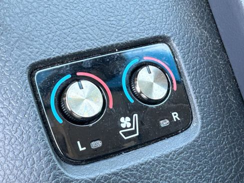 Used 2013 Toyota Avalon Limited image 29