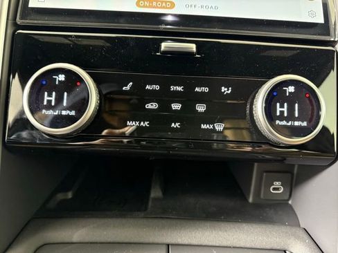 Used 2025 Land Rover Discovery Dynamic SE image 20