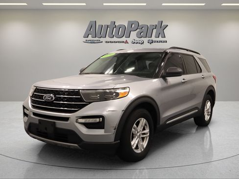 Used 2020 Ford Explorer XLT w/ Equipment Group 202A AWD/4WD image 5