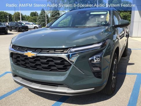 Used 2025 Chevrolet Trax LT FWD image 3