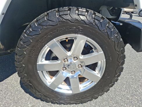 Used 2017 Jeep Wrangler Unlimited Sahara w/ Connectivity Group AWD/4WD image 8