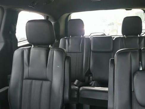 Used 2014 Chrysler Town & Country S FWD image 8