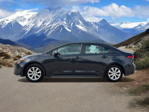 Used 2025 Toyota Corolla LE image 2