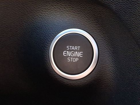 Certified 2025 Volvo XC40 B5 Core image 23