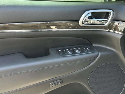 Used 2018 Jeep Grand Cherokee Overland RWD image 18