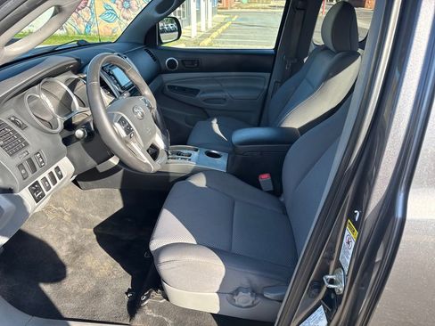 Used 2015 Toyota Tacoma 4x4 Access Cab V6 w/ TRD Sport Package image 19