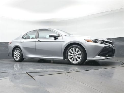 Used 2020 Toyota Camry LE image 30