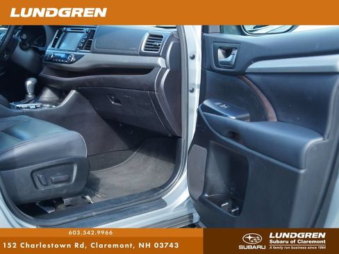 Used 2018 Toyota Highlander XLE w/ Carpet Mat Package (TMS) AWD/4WD image 8
