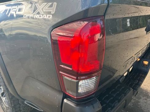 Used 2022 Toyota Tacoma TRD Off-Road AWD/4WD image 11