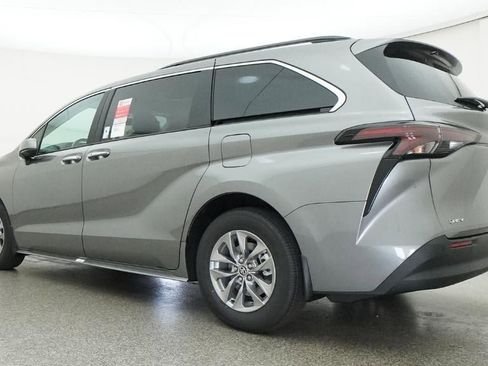 New 2026 Toyota Sienna XLE image 21