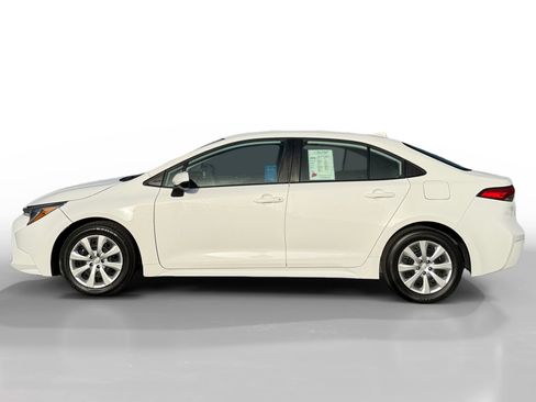 Used 2022 Toyota Corolla LE image 2