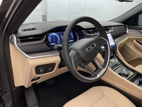 New 2025 Jeep Grand Cherokee Limited w/ Luxury Tech Group II image 16