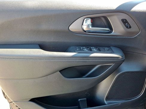 Used 2025 Chrysler Pacifica Select image 16