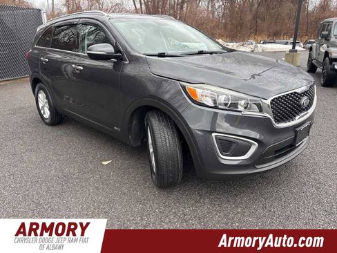 Used 2017 Kia Sorento LX w/ LX Convenience Package image 3