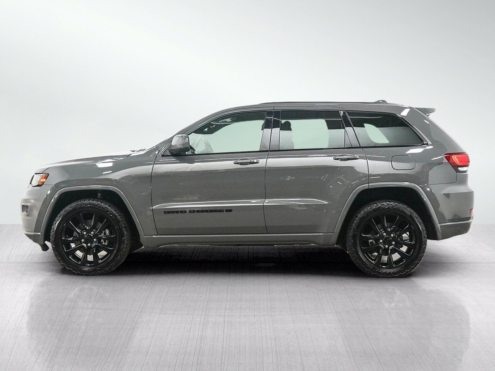 Used 2022 Jeep Grand Cherokee Laredo X AWD/4WD image 2