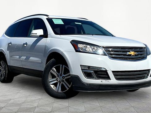 Used 2017 Chevrolet Traverse LT image 3