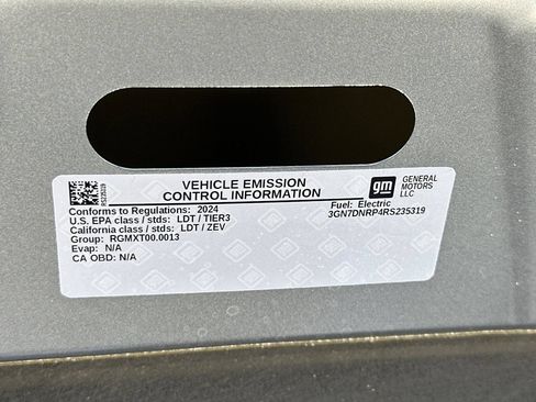 Used 2024 Chevrolet Equinox EV RS FWD image 38