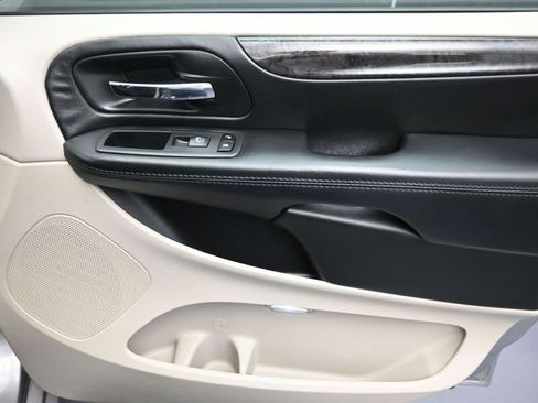 Used 2018 Dodge Grand Caravan SE w/ UConnect Hands-Free Group image 25