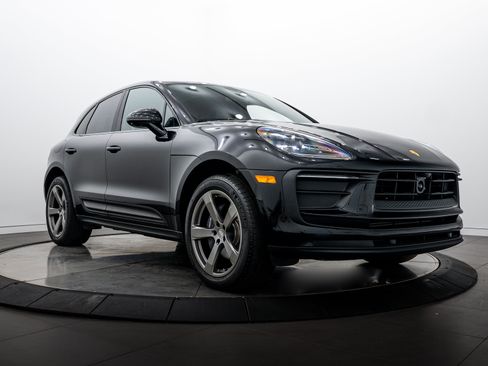 Certified 2025 Porsche Macan AWD/4WD image 9