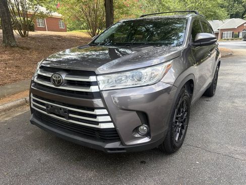 Used 2019 Toyota Highlander XLE FWD image 11