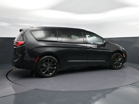 Used 2022 Chrysler Pacifica Limited w/ Uconnect Theater Family Group image 8