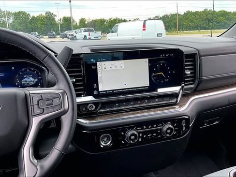 Used 2024 Chevrolet Silverado 1500 LT AWD/4WD image 10