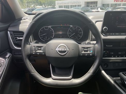 Used 2025 Nissan Rogue SV FWD image 17
