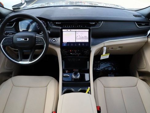 New 2025 Jeep Grand Cherokee Limited w/ Luxury Tech Group II image 16