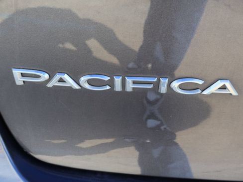 Used 2017 Chrysler Pacifica Touring w/ Tire & Wheel Group FWD image 10
