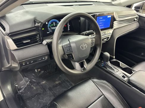 Used 2025 Toyota Camry LE image 7