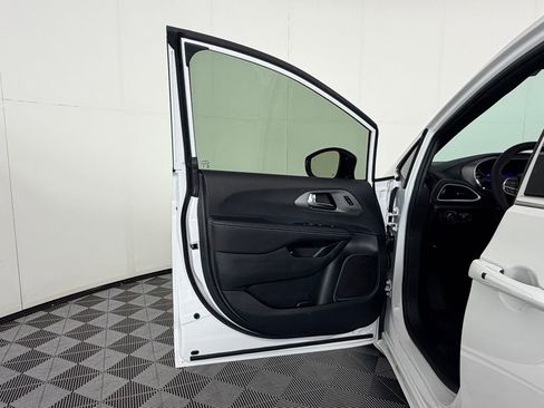 Used 2025 Chrysler Pacifica Select FWD image 26