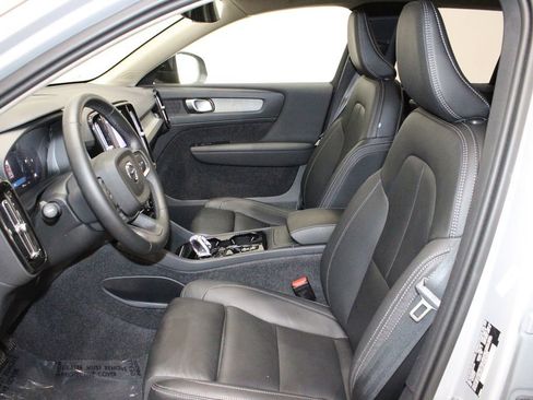 Used 2025 Volvo XC40 B5 Plus image 15