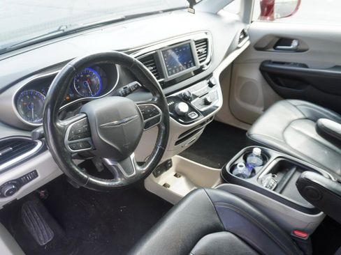 Used 2020 Chrysler Pacifica Touring-L FWD image 12