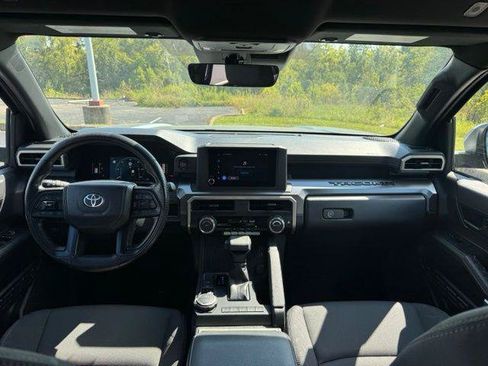 Certified 2025 Toyota Tacoma SR5 AWD/4WD image 18