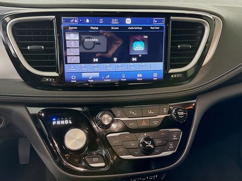 Used 2021 Chrysler Pacifica Touring-L w/ Uconnect Theater Family Group image 18