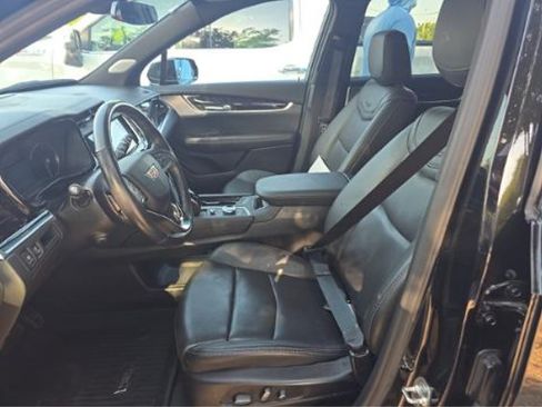 Used 2025 Cadillac XT6 Premium Luxury AWD/4WD image 4