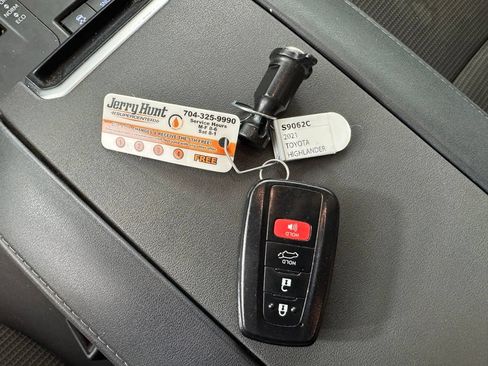 Used 2021 Toyota Highlander LE FWD image 3