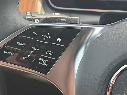 Used 2025 Mercedes-Benz GLC 300 4MATIC image 23