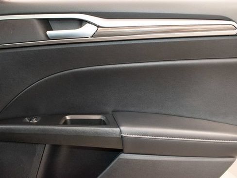 Used 2018 Ford Fusion SE w/ Fusion SE Technology Package FWD image 13