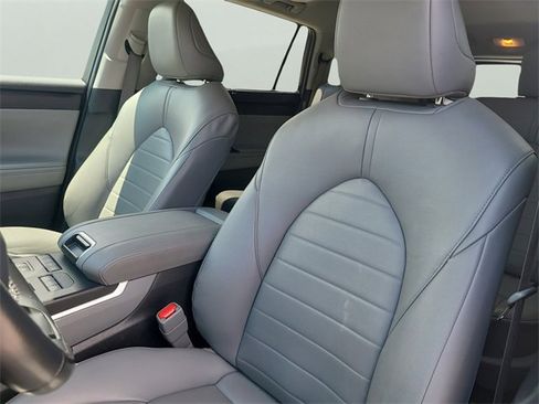 Used 2022 Toyota Highlander XLE image 24