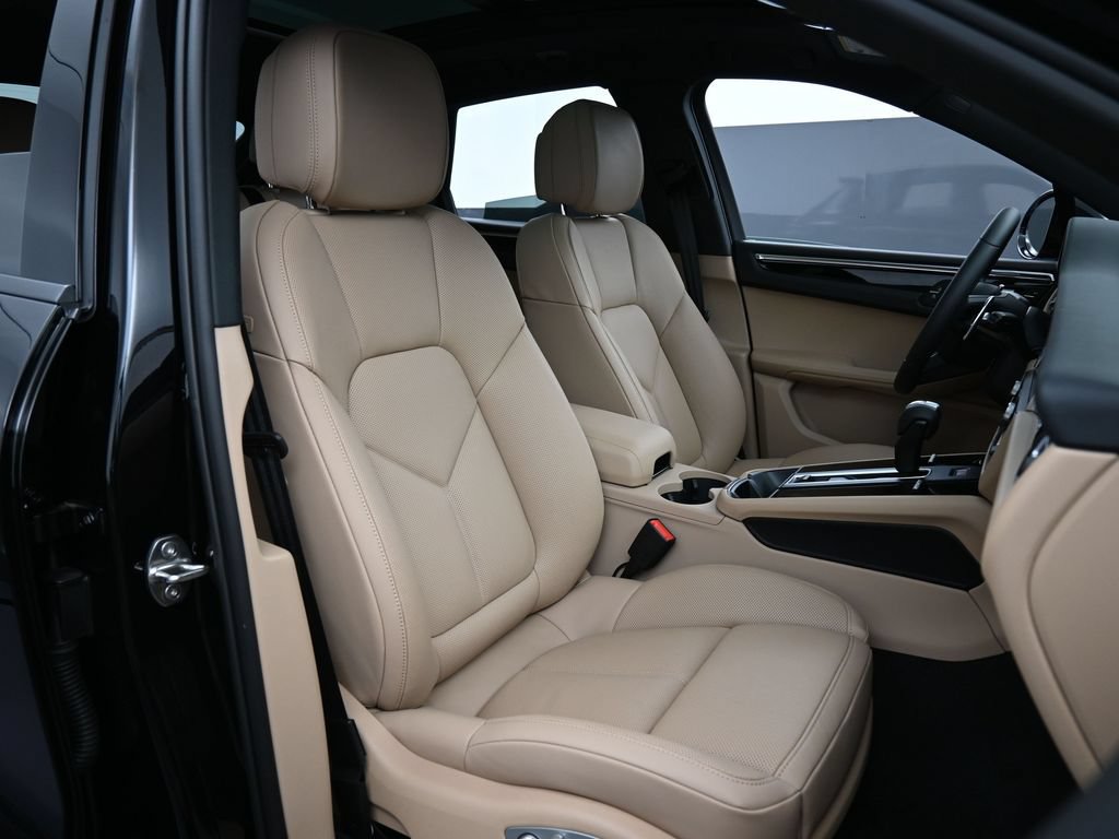 Certified 2026 Porsche Macan AWD/4WD image 31